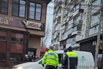 Echipajele de poliție au blocat autoturismul furat în fața Primăriei Suceava