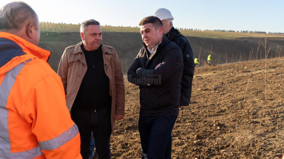 Ministrul Agriculturii Florin Barbu și deputatul Gheorghe Șoldan au inspectat lucrările pentru stabilizarea terenului din apropierea Aeroportului Suceava