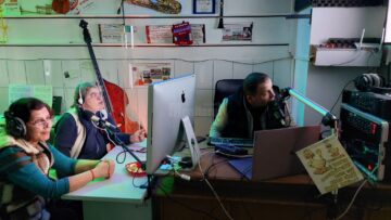 Ana Maria, Vasilica și instructorul Lucian Afilipoaie, la stația de radio de la Sasca Mică