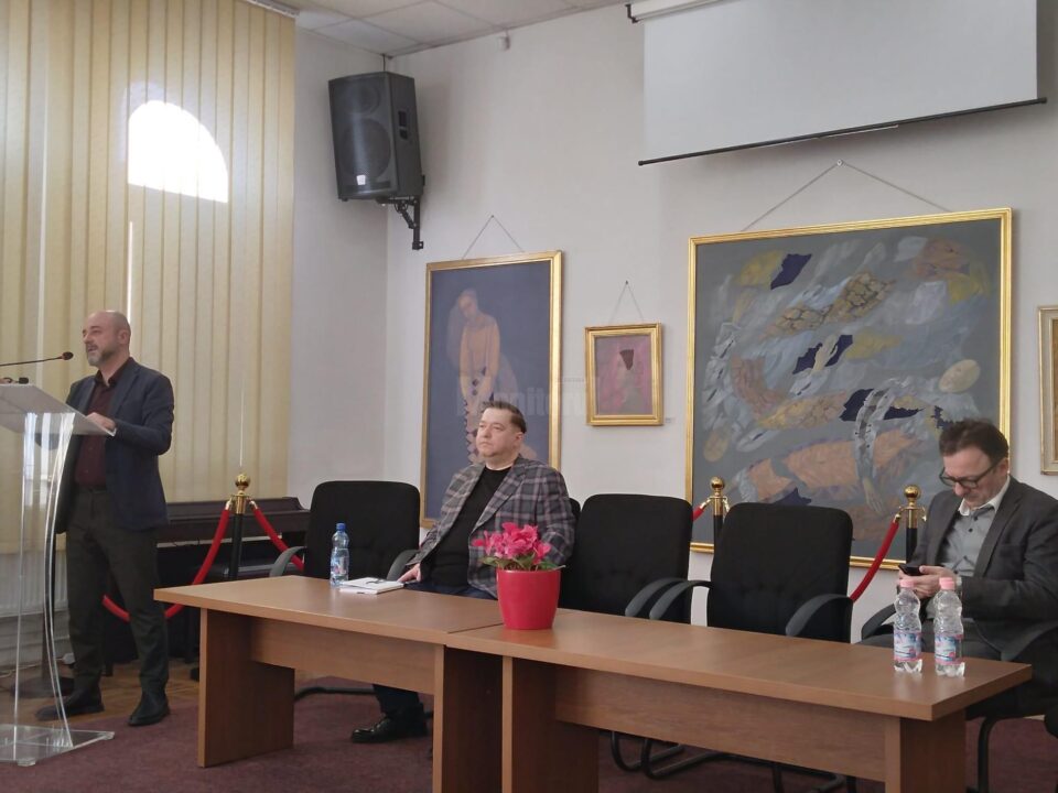 Elevi, profesori, scriitori, prezenți la conferința „A gândi continuu și a răsgândi discontinuu lumea...”, dedicată lui Geo Bogza