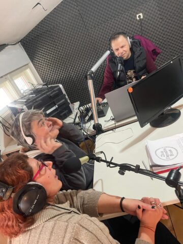 Ana Maria, Vasilica și instructorul Lucian Afilipoaie, la stația de radio de la Sasca Mică