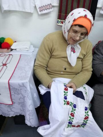 Viorica, la atelierul de creație populară