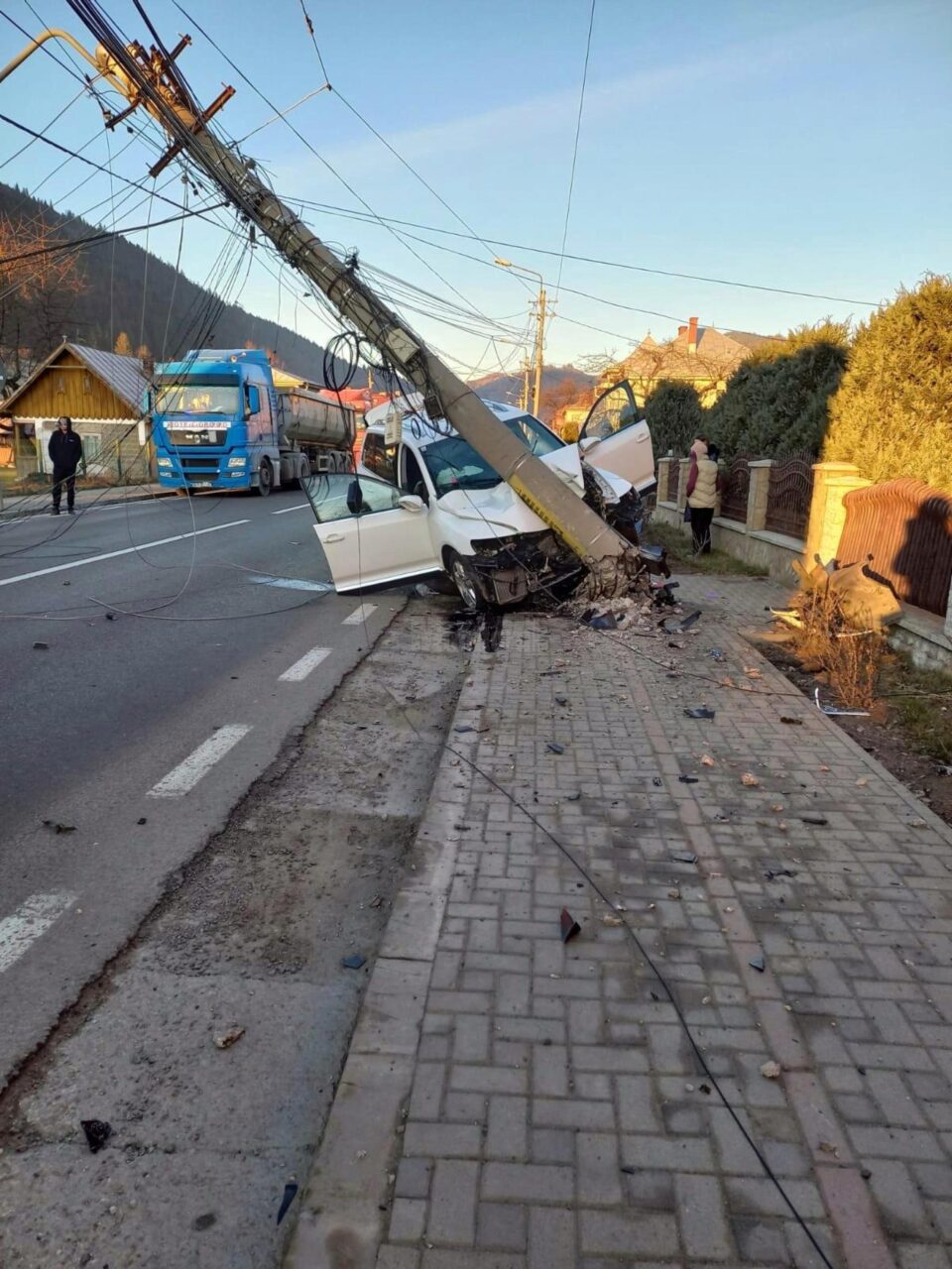 Stâlp de beton rupt de o mașină