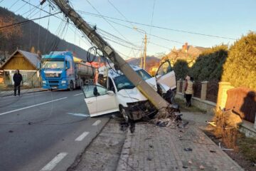 Stâlp de beton rupt de o mașină
