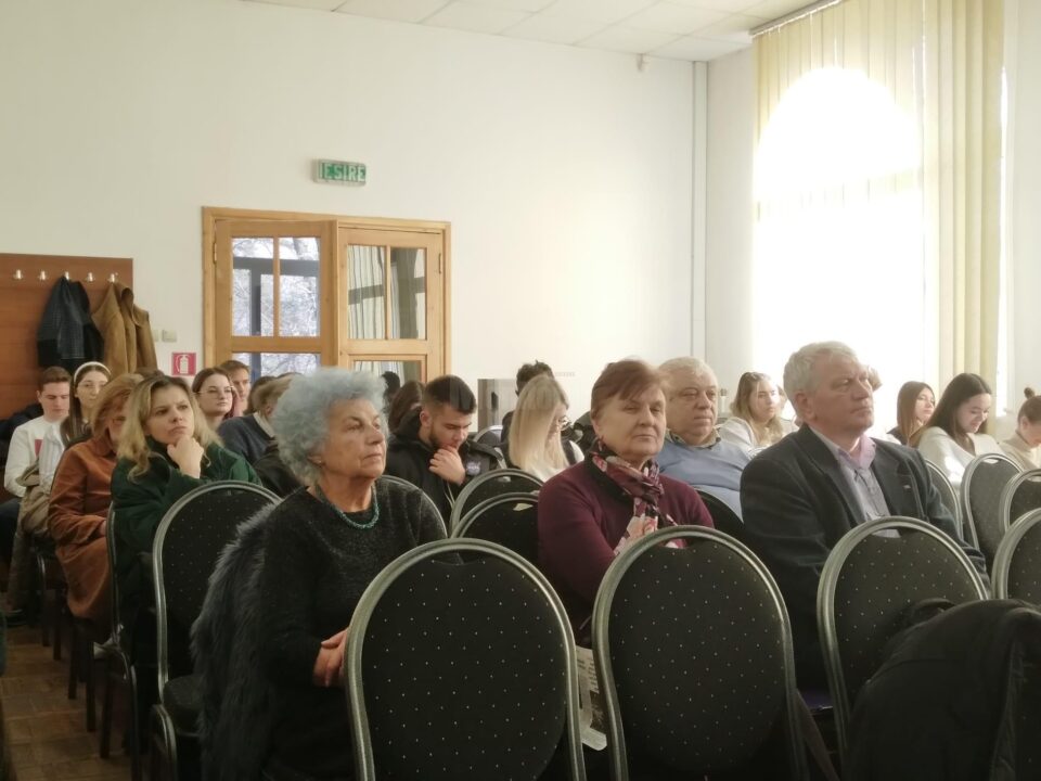 Elevi, profesori, scriitori, prezenți la conferința „A gândi continuu și a răsgândi discontinuu lumea...”, dedicată lui Geo Bogza