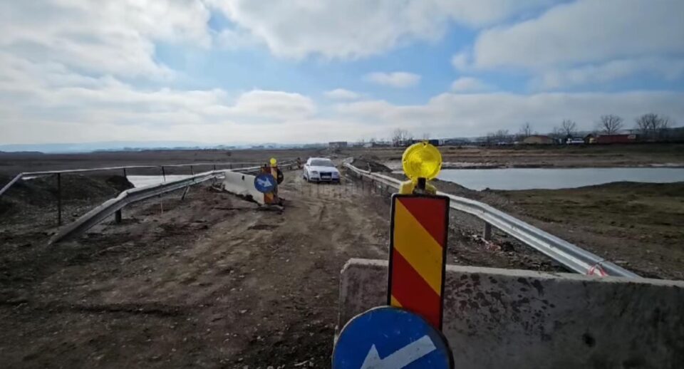 A fost redeschisă circulația pe podul rutier provizoriu de la Milișăuți
