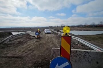 Circulația rutieră a fost reluată pe podul provizoriu de la Milișăuți