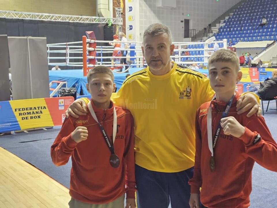 Antrenorul Andu Vornicu alături de cei doi pugiliști medaliați la Dracula Open