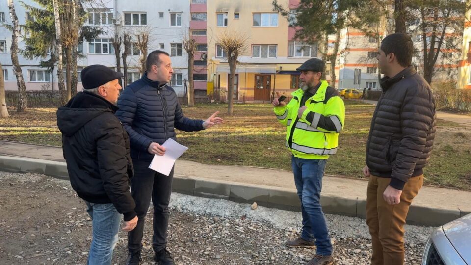 Aflat în inspecție în teren, viceprimarul Lucian Harșovschi a solicitat constructorului să nu mai abandoneze lucrările, ca anul trecut, ci să lucreze din plin. cât vremea le permite