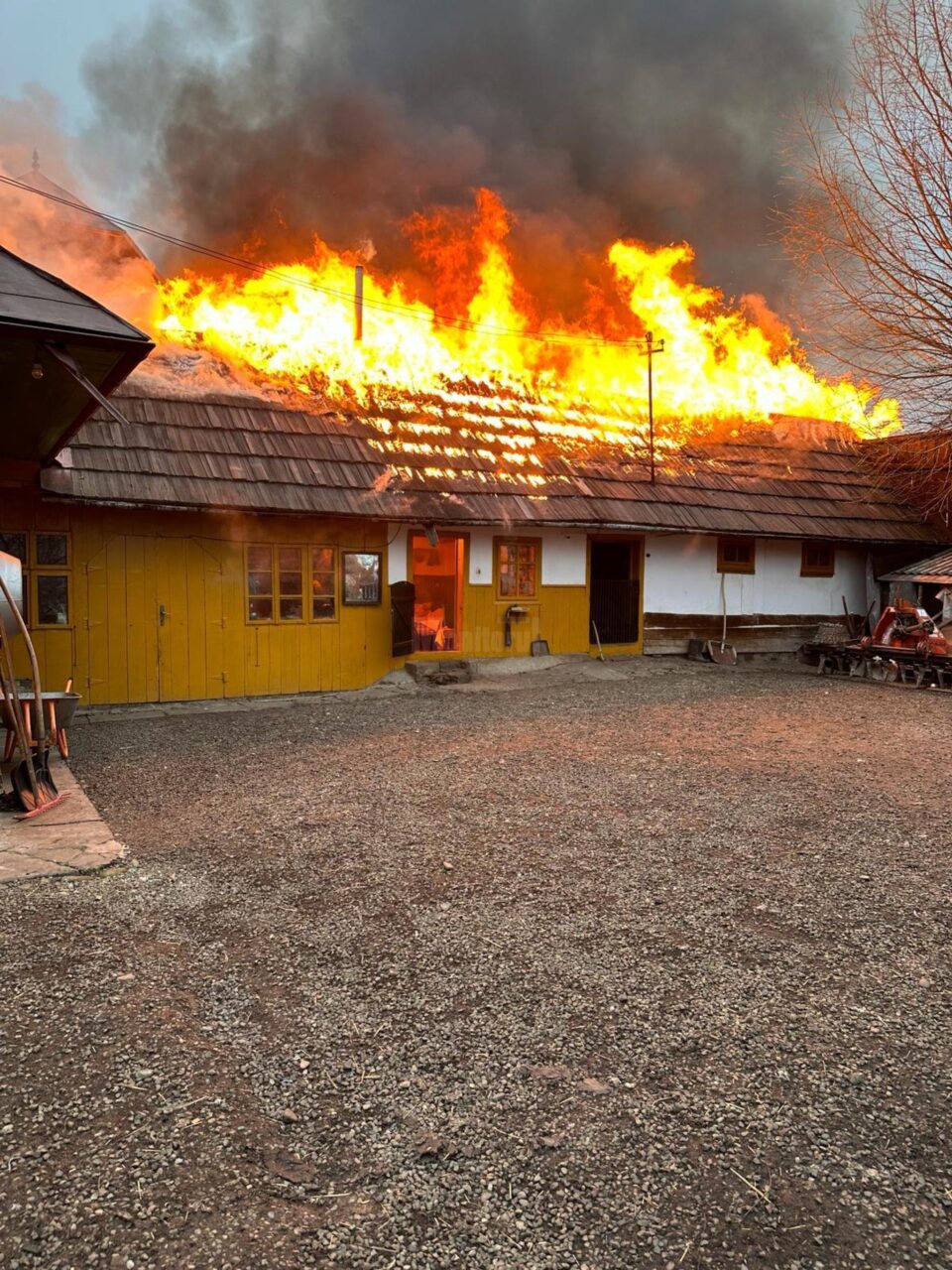 Trei gospodării, afectate de un puternic incendiu