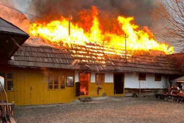 Trei gospodării, afectate de un puternic incendiu
