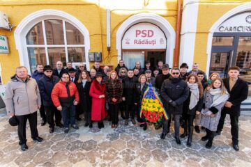 Deputatul PSD de Suceava Mirela Adomnicăi a participat la o ceremonie de depunere de coroane de flori la bustul domnitorului Alexandru Ioan Cuza din centrul municipiului Rădăuți.