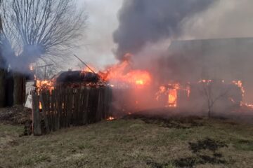 Trei gospodării au fost afectate de un puternic incendiu