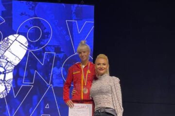 Mădălina Elena Sîrbu alături de antrenoarea Erzilia Țîmpău