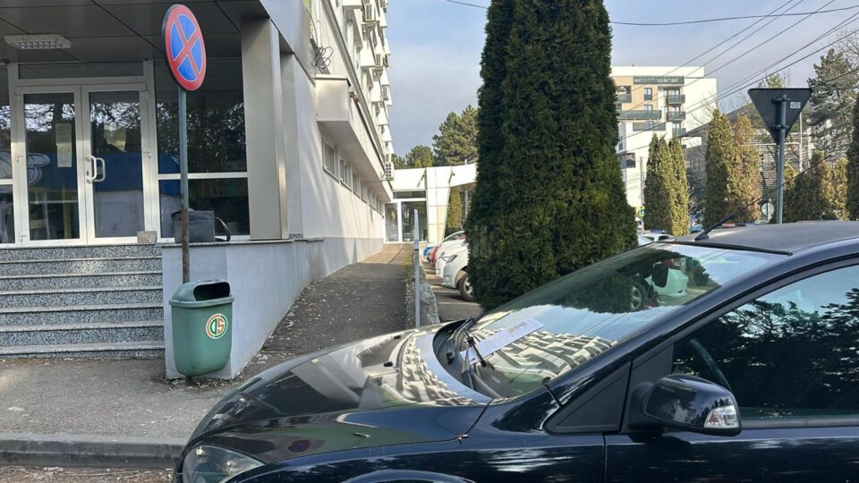 Un autoturism parcat neregulamentar a dat peste cap traficul pe str. Universității, la intrarea în parcarea Kaufland