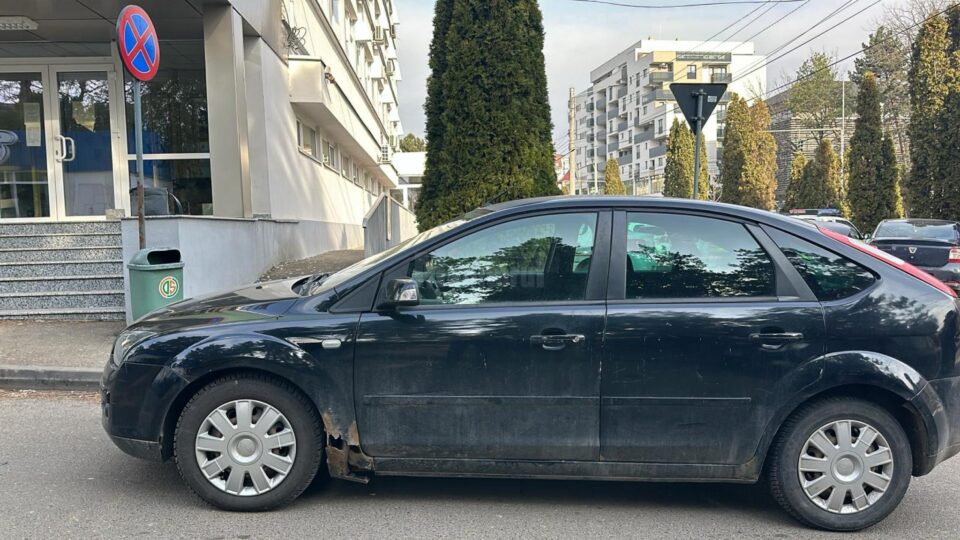 Un autoturism parcat neregulamentar a dat peste cap traficul pe str. Universității, la intrarea în parcarea Kaufland