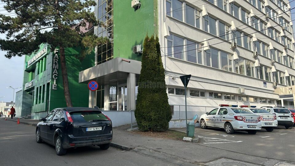 Un autoturism parcat neregulamentar a dat peste cap traficul pe str. Universității, la intrarea în parcarea Kaufland