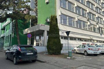 Un autoturism parcat neregulamentar a dat peste cap traficul pe str. Universității, la intrarea în parcarea Kaufland
