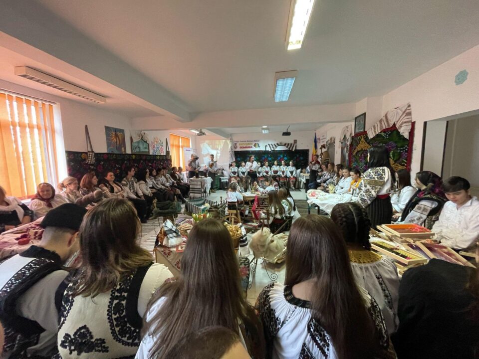 ,,Fetele în șezătoare” la Colegiul ,,Andronic Motrescu” Rădăuți