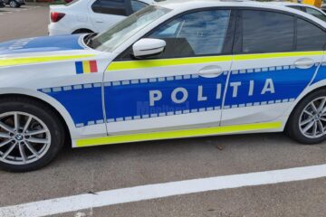 La fața locului a venit mai întâi un echipaj de poliție, dar cum bărbat avea un comportament agresiv și deviant, au mai venit în sprijin alte două echipaje de poliție