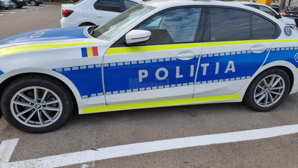 La fața locului a venit mai întâi un echipaj de poliție, dar cum bărbatul avea un comportament agresiv și deviant, au mai venit în sprijin alte două echipaje de poliție La fața locului a venit mai întâi un echipaj de poliție, dar cum bărbatul avea un comportament agresiv și deviant, au mai venit în sprijin alte două echipaje de poliție