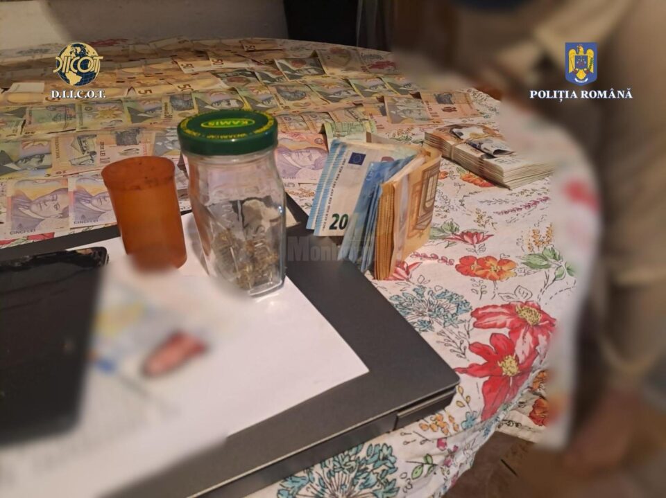 Droguri și bani găsiți la percheziții