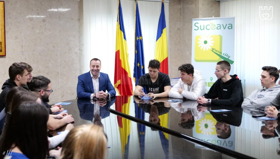 Întâlnire a reprezentanților administrației locale cu tinerii din municipiul Suceava, la sediul Primăriei