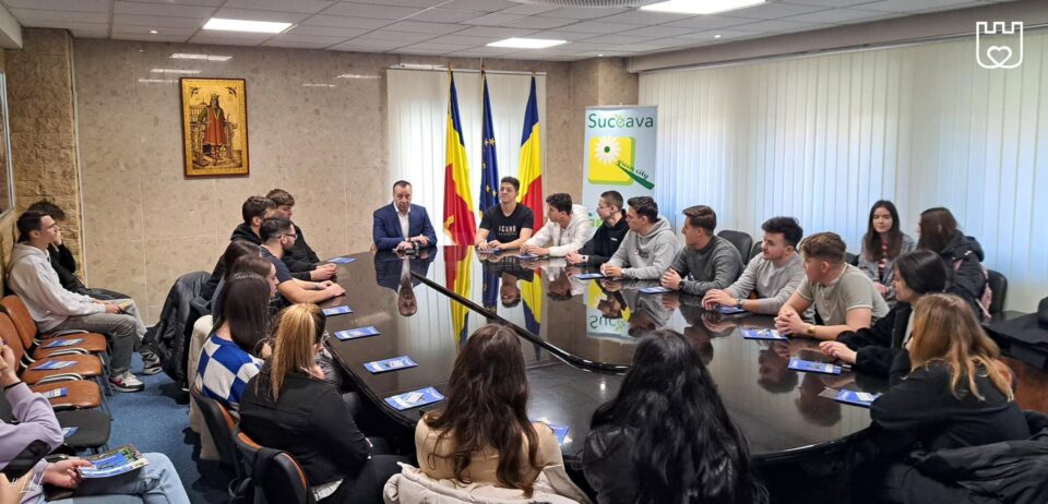 Întâlnire a reprezentanților administrației locale cu tinerii din municipiul Suceava, la sediul Primăriei