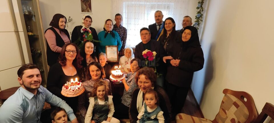 Femeie din comuna Cacica, sărbătorită la împlinirea vârstei de 100 de ani