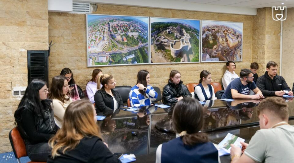 Întâlnire a reprezentanților administrației locale cu tinerii din municipiul Suceava, la sediul Primăriei