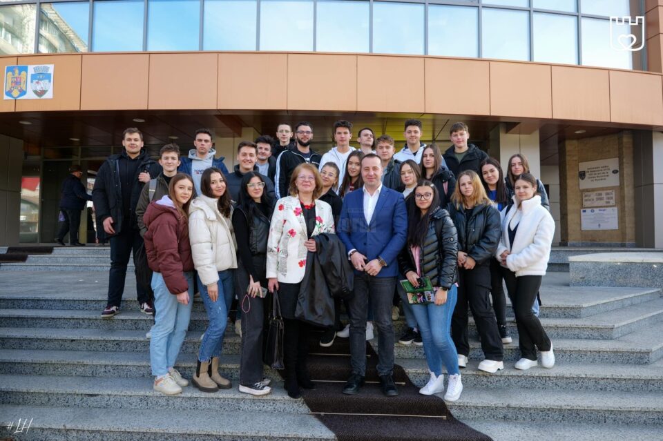 Întâlnire a reprezentanților administrației locale cu tinerii din municipiul Suceava, la sediul Primăriei