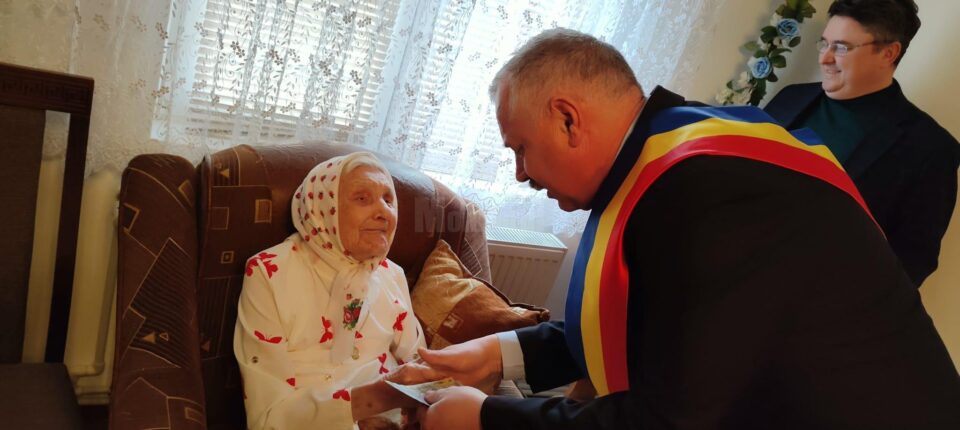 Femeie din comuna Cacica, sărbătorită la împlinirea vârstei de 100 de ani