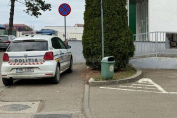 Mașina de poliție lăsată exact în același loc