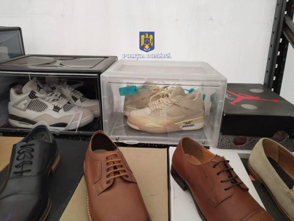 Descindere a polițiștilor de la Economic în lumea comerțului de produse contrafăcute, la Gura Humorului