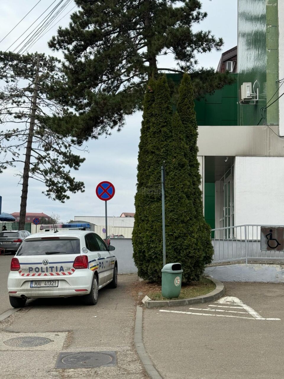 Mașina de poliție lăsată exact în același loc