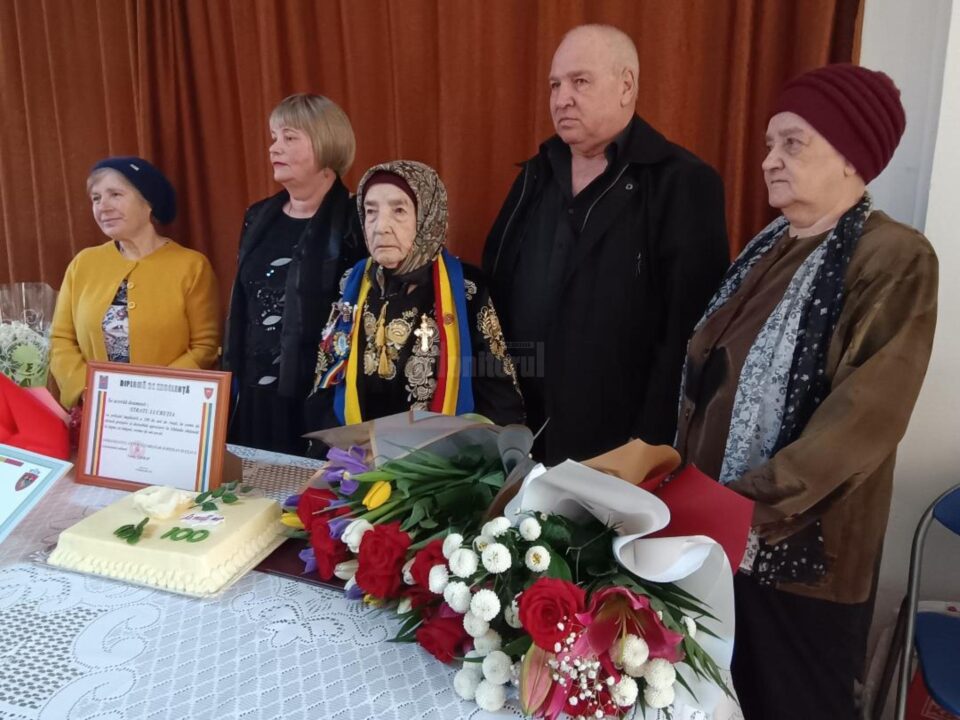 Lucreția Stratu, sărbătorită la 100 de ani, în mijlocul familiei