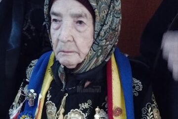 Lucreția Stratu, premiată cu „Crucea Bucovinei” la împlinirea vârstei de 100 de ani