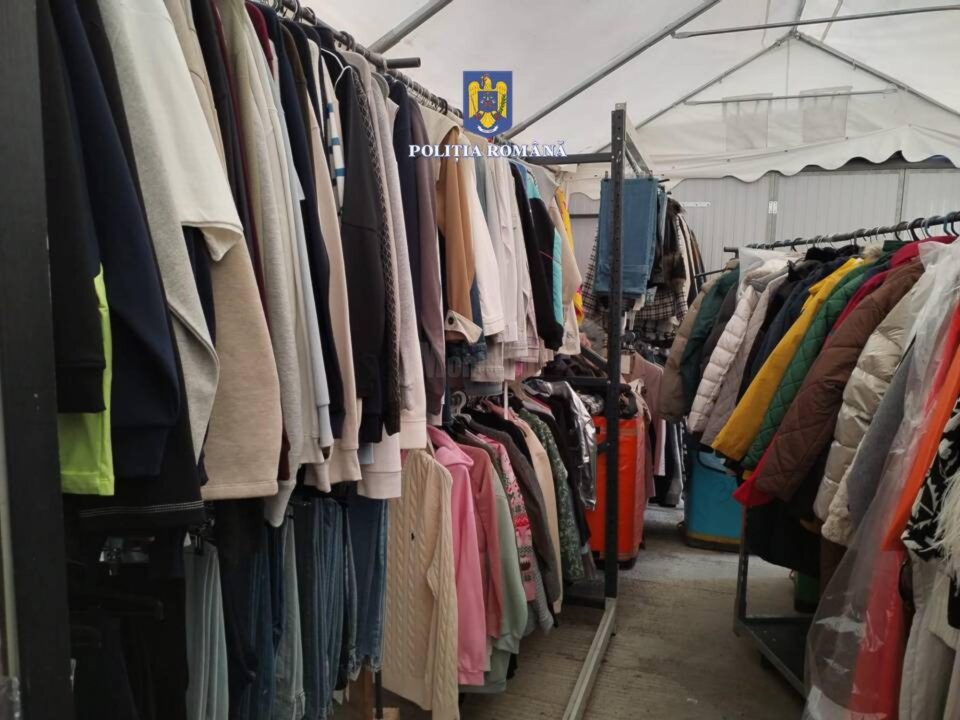 Descindere a polițiștilor de la Economic în lumea comerțului de produse contrafăcute, la Gura Humorului