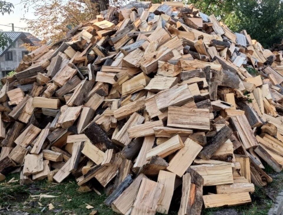 Peste 7500 metri cubi de lemn de foc disponibil la trei ocoale ale Direcției Silvice Suceava, pornind de la 150 lei/mc Peste 7500 metri cubi de lemn de foc disponibil la trei ocoale ale Direcției Silvice Suceava, pornind de la 150 lei/mc