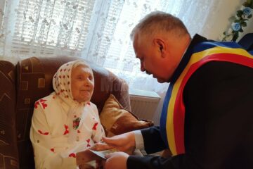 Femeie din comuna Cacica, sărbătorită la împlinirea vârstei de 100 de ani