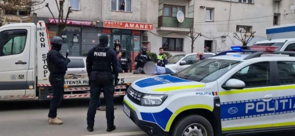 Bătaie în stradă, între suceveni, la Botoșani. Mascații Poliției au intervenit în forță