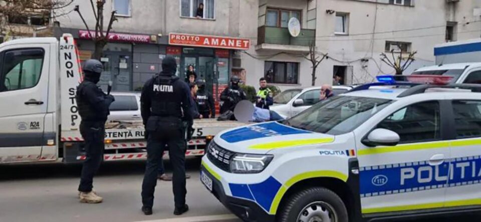 Nouă suceveni, reținuți în arest după ce s-au bătut în stradă, la Botoșani Sursa foto: Monitorul de Botoșani Nouă suceveni, reținuți în arest după ce s-au bătut în stradă, la Botoșani Sursa foto: Monitorul de Botoșani