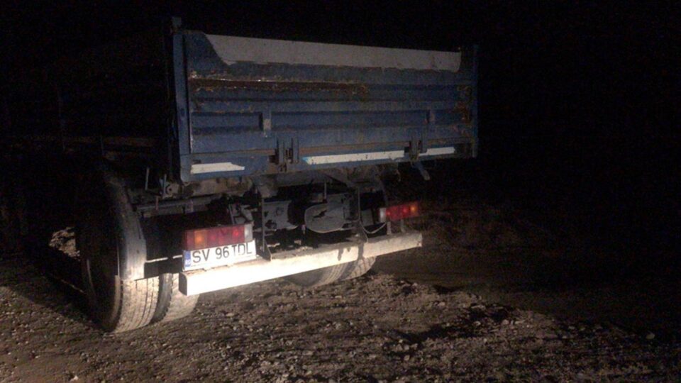 Un utilaj de încărcare și o autobasculantă, confiscate de polițiști