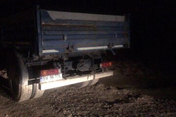 Un utilaj de încărcare și o autobasculantă, confiscate de polițiști