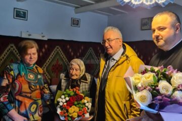 Paraschiva Duțuc, fostă croitoreasă, din cartierul Burdujeni Sat, sărbătorită la împlinirea a 100 de ani