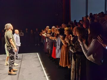Premiera versiunii în română a spectacolului a avut loc duminică seara, cu scena plină și cu multe runde de aplauze binemeritate