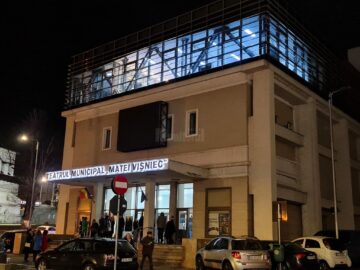 Premiera versiunii în română a spectacolului a avut loc duminică seara, cu scena plină și cu multe runde de aplauze binemeritate