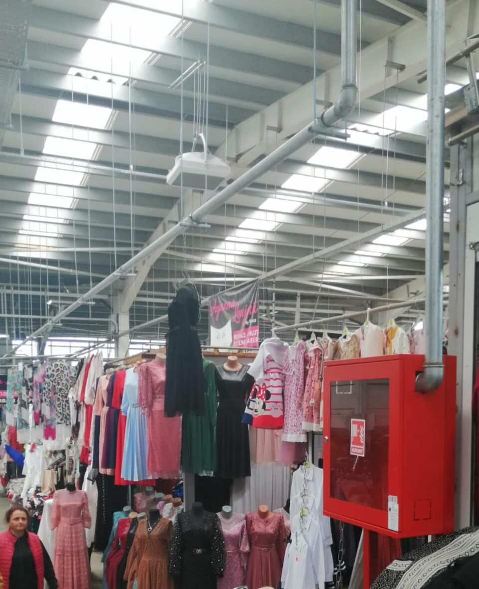 Chiriile pe care comercianții din bazarul din Lunca Sucevei le plătesc la administrația locală acoperă costul încălzirii Chiriile pe care comercianții din bazarul din Lunca Sucevei le plătesc la administrația locală acoperă costul încălzirii
