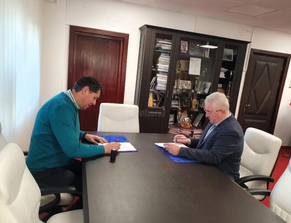 Primarul Ion Lungu a semnat contractul de reabilitare a blocului „Lamă” cu reprezentantul firmei câștigătoare a licitației de execuție a lucrărilor - SC Comtransport SRL Suceava