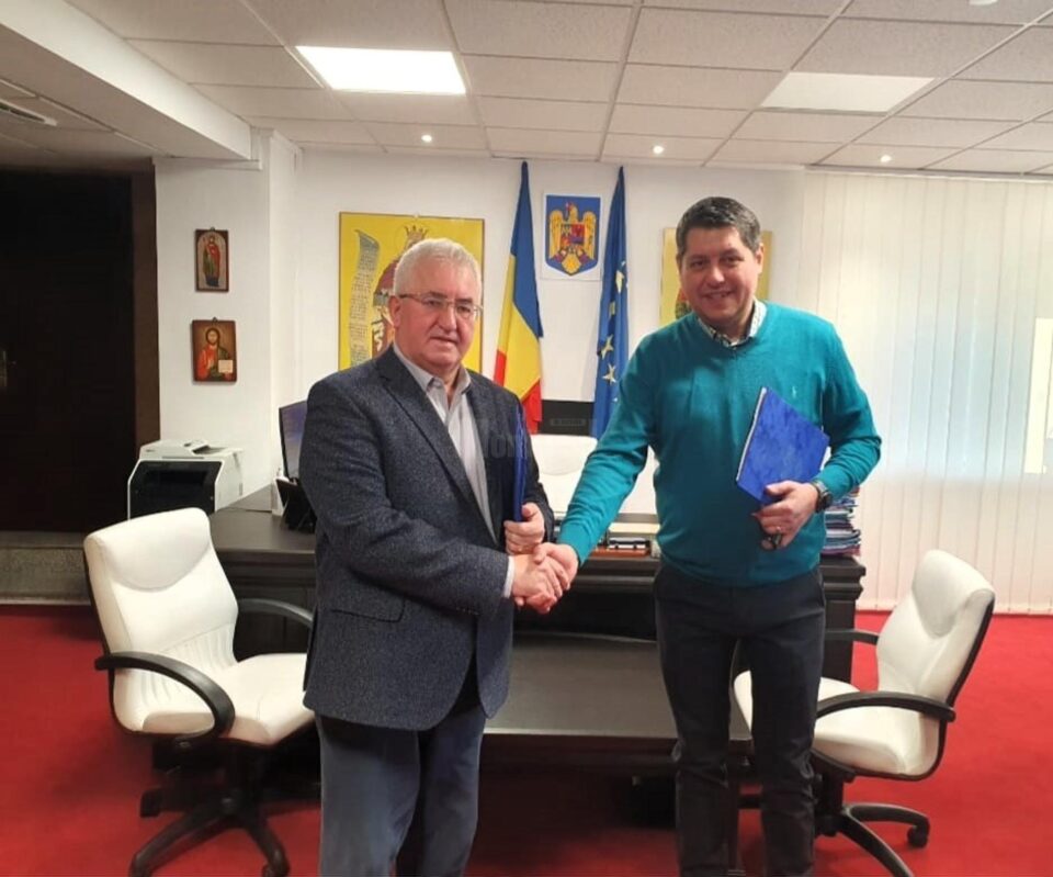 Primarul Ion Lungu a semnat contractul de reabilitare a blocului „Lamă” cu reprezentantul firmei câștigătoare a licitației de execuție a lucrărilor - SC Comtransport SRL Suceava
